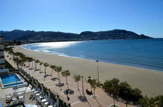 Holidays Penthouse Vues Panoramiques Sur Le Port Naval,Un Sejour Elegant Assure " Wifi Parquing Gratuit Росес Екстер'єр фото